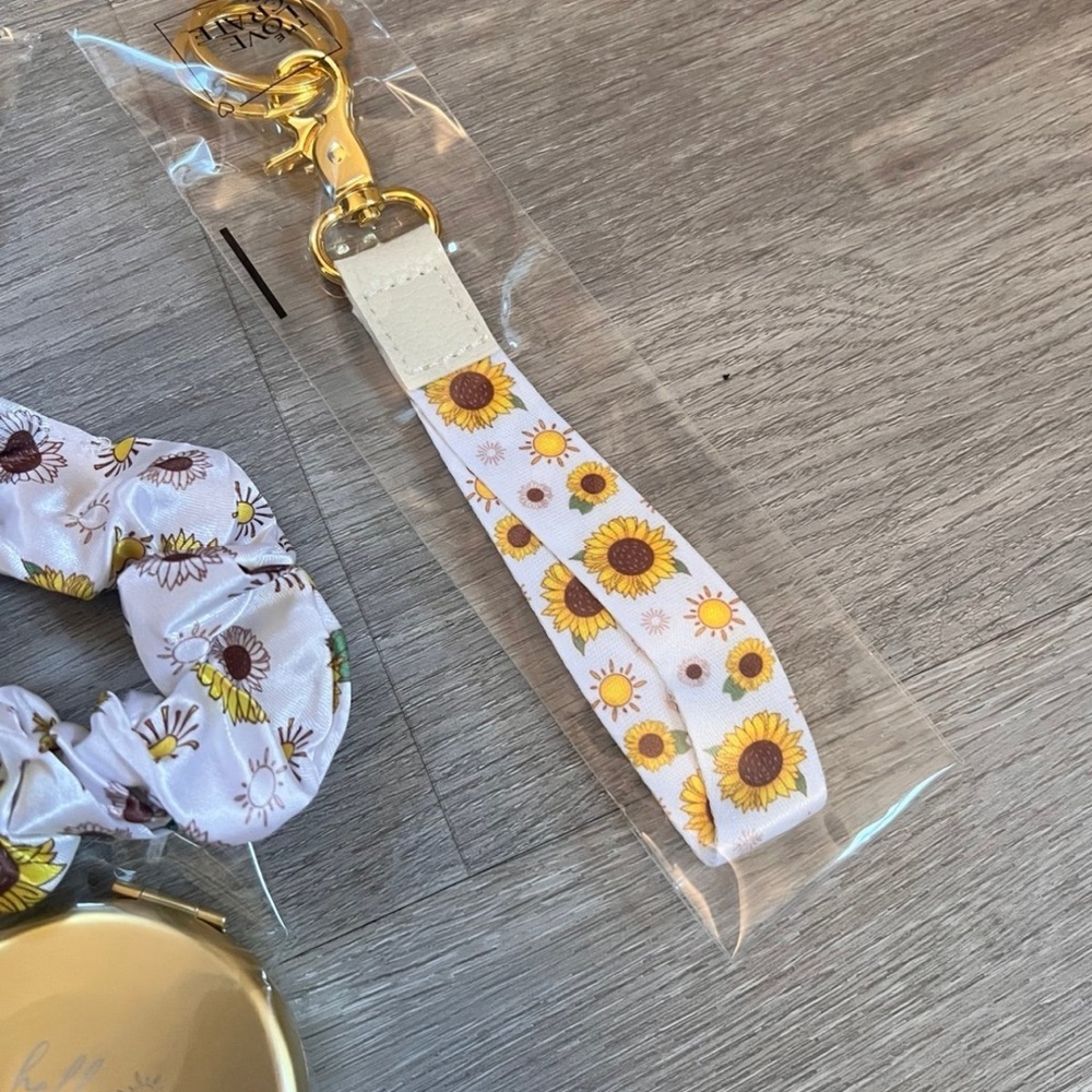 Sunflower Accessory Set - Picture 4 of 5